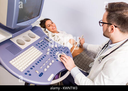 Gerne Mitte der erwachsenen weiblichen Patienten durch abdomen Ultraschall an der Klinik Stockfoto