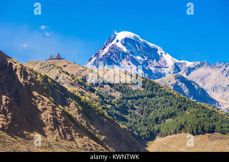 Mount Kazbek Blick von Stepantsminda Stadt in Georgien. Es ist eine stille Stratovulkan und eines der wichtigsten Berge des Kaukasus. Stockfoto