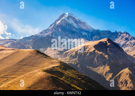 Mount Kazbek Blick von Stepantsminda Stadt in Georgien. Es ist eine stille Stratovulkan und eines der wichtigsten Berge des Kaukasus. Stockfoto