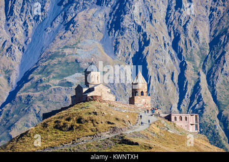 Gergeti Trinity Kirche auf dem Hügel in der Nähe von Gergeti in Georgien. Stockfoto