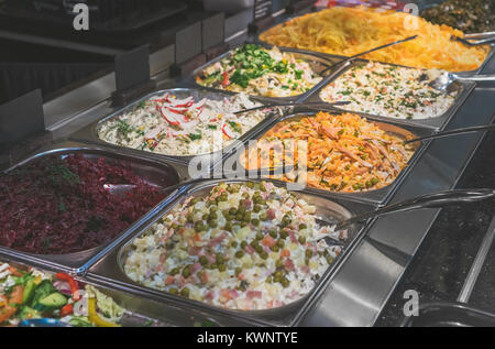 Ständer mit Salaten im Diner mit Selbstbedienung. Stockfoto