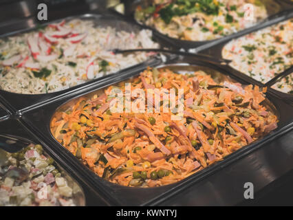 Ständer mit Salaten im Diner mit Selbstbedienung. Stockfoto