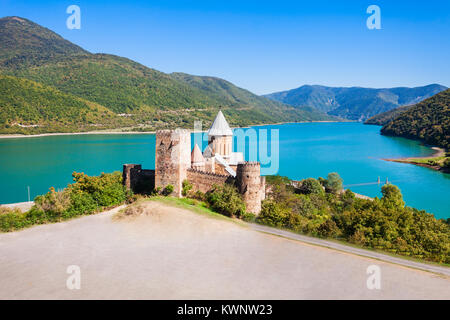 Ananuri ist eine Burganlage auf der Aragvi Fluss in Georgien. Ananuri Schloss liegt ca. 70 Kilometer von Tiflis entfernt. Stockfoto