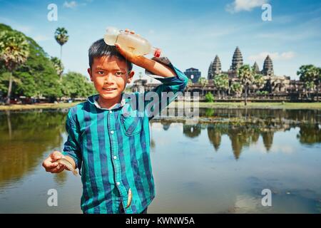 Siam Reap, Kambodscha - November 10, 2017: Little boy Angeln im See vor der berühmten Angkor Wat Tempel am 10. November 2017 in Kambodscha. Stockfoto