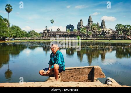 Siam Reap, Kambodscha - November 10, 2017: Little boy Angeln im See vor der berühmten Angkor Wat Tempel am 10. November 2017 in Kambodscha. Stockfoto