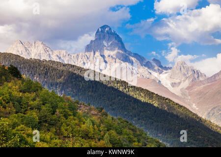 Ushba ist einer der bemerkenswertesten Gipfel des Kaukasus. Es ist in der Region Swanetien in Georgien befindet. Stockfoto