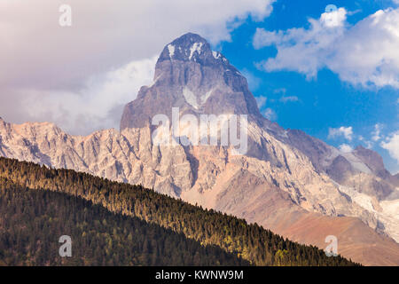 Ushba ist einer der bemerkenswertesten Gipfel des Kaukasus. Es ist in der Region Swanetien in Georgien befindet. Stockfoto