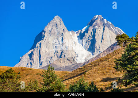 Ushba ist einer der bemerkenswertesten Gipfel des Kaukasus. Es ist in der Region Swanetien in Georgien befindet. Stockfoto