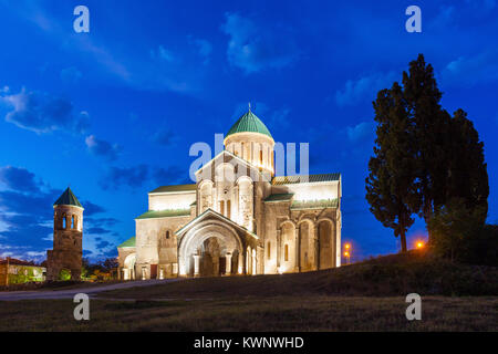 Bagrati Kathedrale bei Nacht in Kutaissi, Georgien. Stockfoto