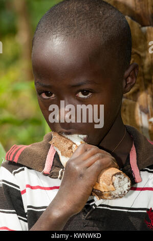 Kind, rohe Maniokwurzel, Ruanda. Stockfoto