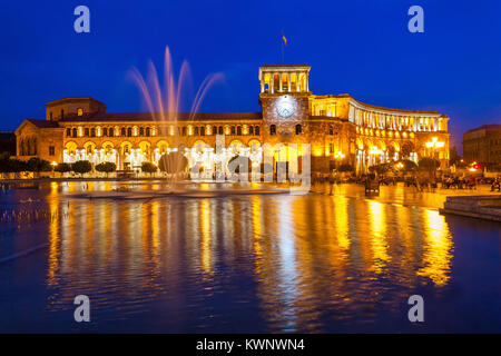 Die Regierung der Republik Armenien in der Nacht, es befindet sich am Platz der Republik in Yerevan, Armenien. Stockfoto