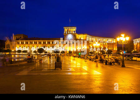 Die Regierung der Republik Armenien in der Nacht, es befindet sich am Platz der Republik in Yerevan, Armenien. Stockfoto