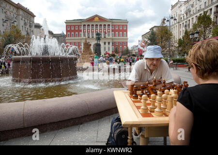 Die Leute spielen Sie Schach auf Tverskaya Platz im Zentrum von Moskau an einem Sommertag, Russland Stockfoto