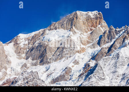 Kedarnath (Kedar Dome) ist ein Berg in den Gangotri Gruppe von Peaks in der westlichen Garhwal Himalaya in Uttarakhand, Indien. Stockfoto