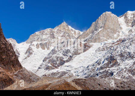 Kedarnath (Kedar Dome) ist ein Berg in den Gangotri Gruppe von Peaks in der westlichen Garhwal Himalaya in Uttarakhand, Indien. Stockfoto