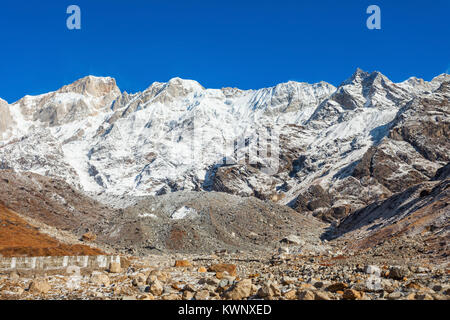 Kedarnath (Kedar Dome) ist ein Berg in den Gangotri Gruppe von Peaks in der westlichen Garhwal Himalaya in Uttarakhand, Indien. Stockfoto