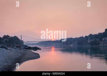 Ram Jhula auf Sonnenuntergang ist es eine eiserne Hängebrücke in Rishikesh, Uttarakhand, Indien. Stockfoto