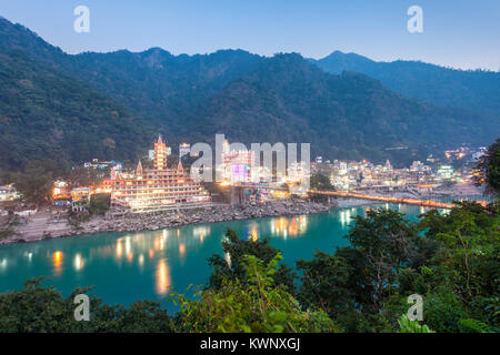 Rishikesh nachts, es ist eine Stadt im nördlichen Indien, es ist das Tor zu der Garhwal Himalayas bekannt. Stockfoto