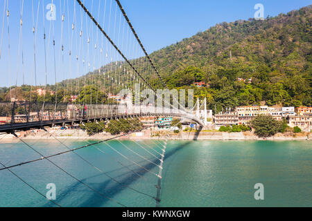 Ram Jhula ist eine eiserne Hängebrücke in Rishikesh, Uttarakhand, Indien. Stockfoto