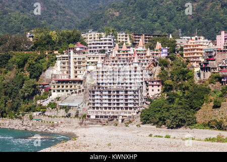 Rishikesh ist eine Stadt im nördlichen Indien, es ist das Tor zu der Garhwal Himalayas bekannt. Stockfoto