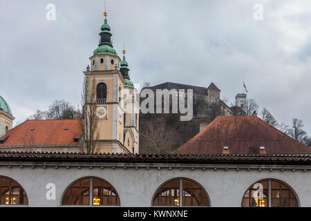 Der zentrale Markt von Ljubljana, der Hauptstadt Sloweniens, in einem trüben regnerischen Tag genommen, mit dem Fluss Ljubljanica im Vordergrund. Der Ljubljana Cathed Stockfoto