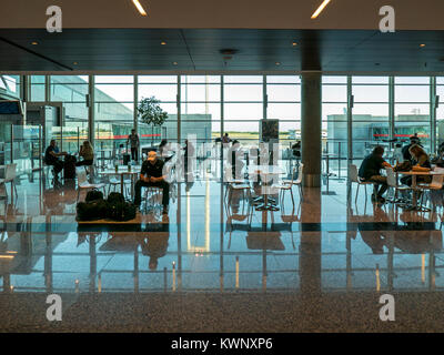 Abstrakte Innenansicht der Gönner im Cafe; Ministro Pistarini International Airport Ezeiza;; Buenos Aires, Argentinien Stockfoto