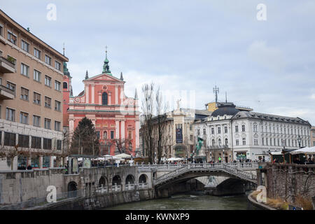 LJUBLJANA, Slowenien - 16 Dezember, 2017: Tromostovje (Triple) in Ljubljana, der Hauptstadt Sloweniens, aufgenommen während eines Winters bewölkt Nachmittag mit Stockfoto