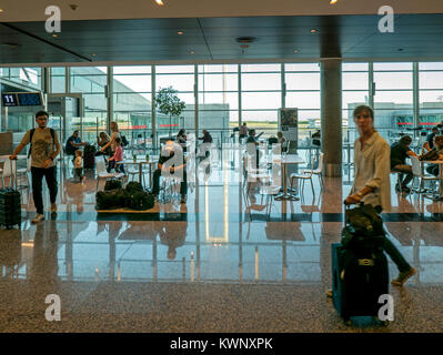 Abstrakte Innenansicht der Gönner im Cafe; Ministro Pistarini International Airport Ezeiza;; Buenos Aires, Argentinien Stockfoto