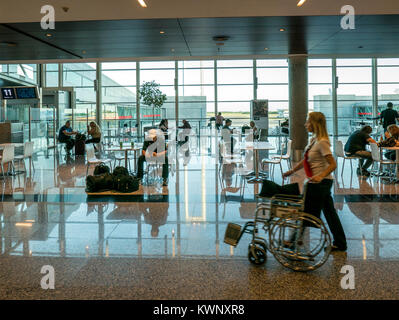 Abstrakte Innenansicht der Gönner im Cafe; Ministro Pistarini International Airport Ezeiza;; Buenos Aires, Argentinien Stockfoto