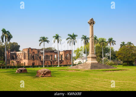 Museum und das hohe Kreuz Sir Henry Lawrence Memorial am britischen Residency in Lucknow, Indien Stockfoto