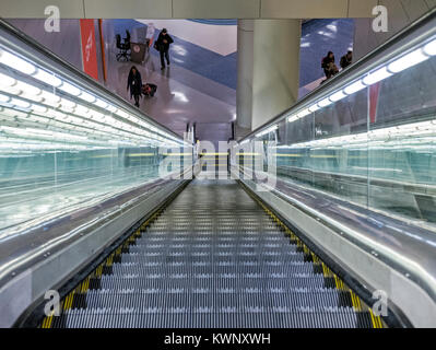 Blick auf Rolltreppe & Reisende; Dallas/Fort Worth International Airport, Dallas, Texas, USA Stockfoto