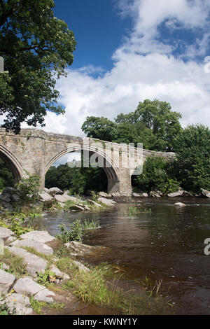 Devils Bridge über den Fluß Lune bei Kirkby Lonsdale, Cumbria, UK. Aus rund 1370 datiert. Stockfoto