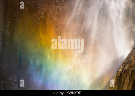 Hellen Wasser und Regenbogen Full Frame Stockfoto