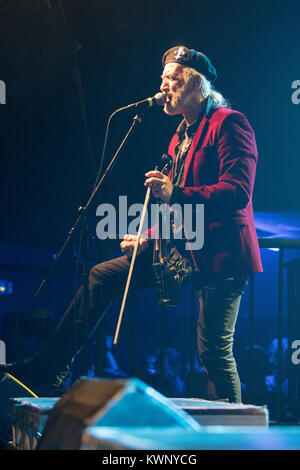 ZAGREB, KROATIEN - 01. Dezember 2017: Gogol Bordell American Gypsy Punk Band aus der Lower East Side von Manhattan in Tvornica Kulture (Cul Stockfoto