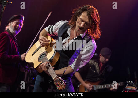 ZAGREB, KROATIEN - 01. Dezember 2017: Gogol Bordell American Gypsy Punk Band aus der Lower East Side von Manhattan in Tvornica Kulture (Cul Stockfoto