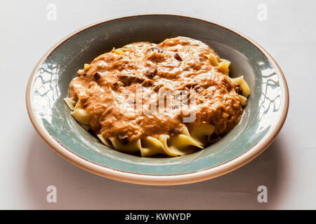 Chicken mushroom Sauce über Pasta Nudeln Stockfoto