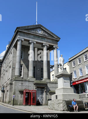 Markt Haus und Sir Humphry Davy Statue, hohe St (Markt Jude Street), Penzance, Cornwall, England, Großbritannien im Sommer Stockfoto