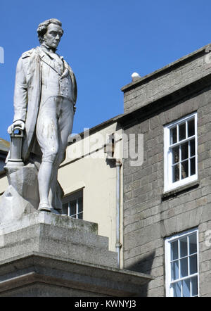 Statue von Sir Humphry Davy, High Street (Markt Jude Street), Penzance, Cornwall, England, Großbritannien Stockfoto