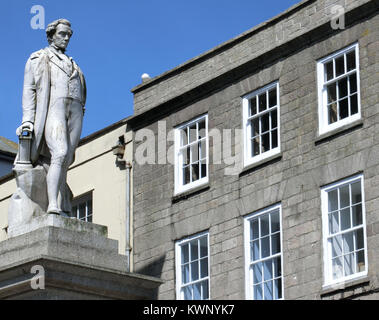 Statue von Sir Humphry Davy, High Street (Markt Jude Street), Penzance, Cornwall, England, Großbritannien Stockfoto