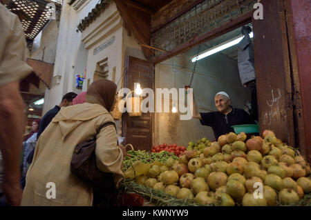 Market Trader in der Medina von Fes. Marokko, Nordafrika Stockfoto