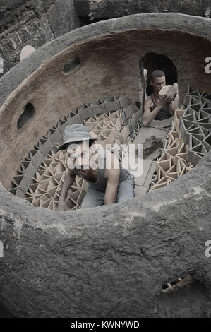 Arbeitnehmer stapeln Der brennofen an der Töpferei/Keramik Kooperative. Fes. Marokko, Nordafrika Stockfoto