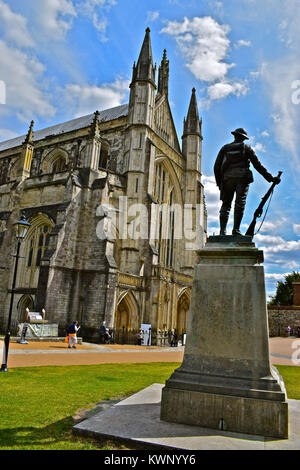 Touristen auf der Suche von Brüstungen von Winchester Kathedrale mit dem Kriegerdenkmal im Vordergrund. Stockfoto