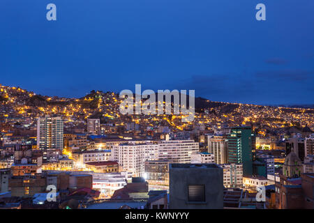 La Paz Luftaufnahme in der Nacht. La Paz ist die höchste Hauptstadt der Welt. Stockfoto