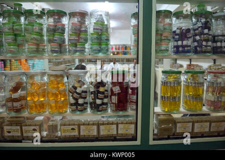 Medizin, Pharmazie, Pharmazie Gläser und Apotheker Schrank, Deutsches