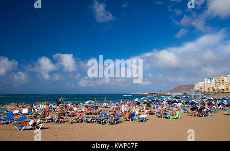 LAS PALMAS DE GRAN CANARIA, SPANIEN - 31. Dezember: Einheimische und Touristen Sonne auf Silvester am Las Canteras Strand genießen, 31 Dezember, 2017 in Las P Stockfoto