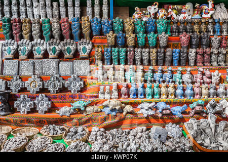 Souvenirs auf Hexen Markt (Mercado de Las Brujas) in La Paz, Bolivien. Stockfoto