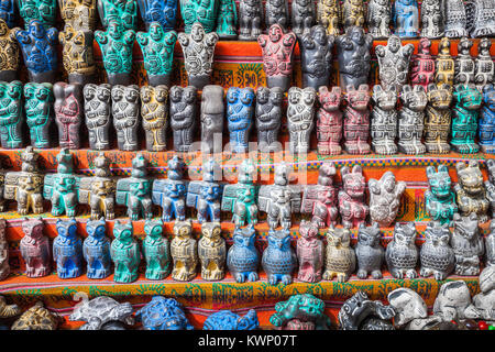 Souvenirs auf Hexen Markt (Mercado de Las Brujas) in La Paz, Bolivien. Stockfoto