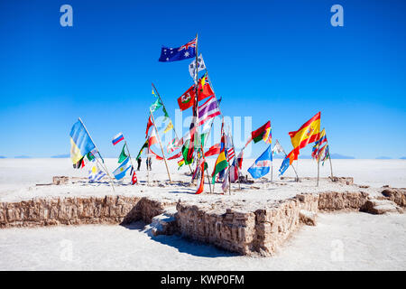 Fahnen auf dem Salar de Uyuni, Bolivien, den grössten Salzsee der Welt Stockfoto