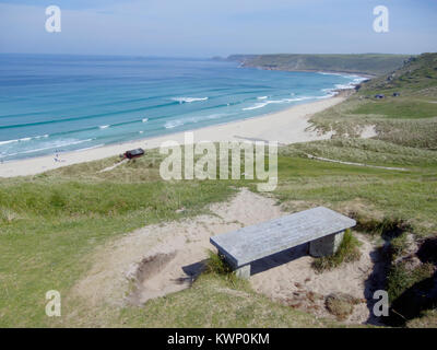 Steinbank an Sennen Cove Beach, Whitesands Bay, Sennen Cove, Penwith Halbinsel, Cornwall, England, Großbritannien im Juni Stockfoto