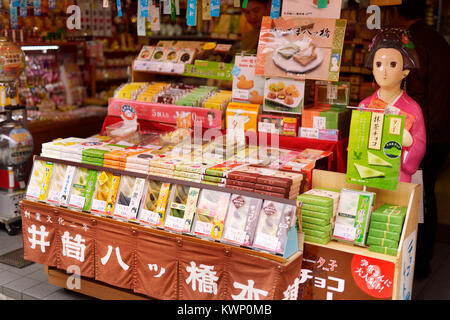 Miyagegashi souvenir Süßigkeiten, auf einem store Display in Kyoto. Aromatisiert süß Yatsuhashi Dreiecke mit roten Bohnen Paste, traditionellen Kyoto Süßwaren. J Stockfoto